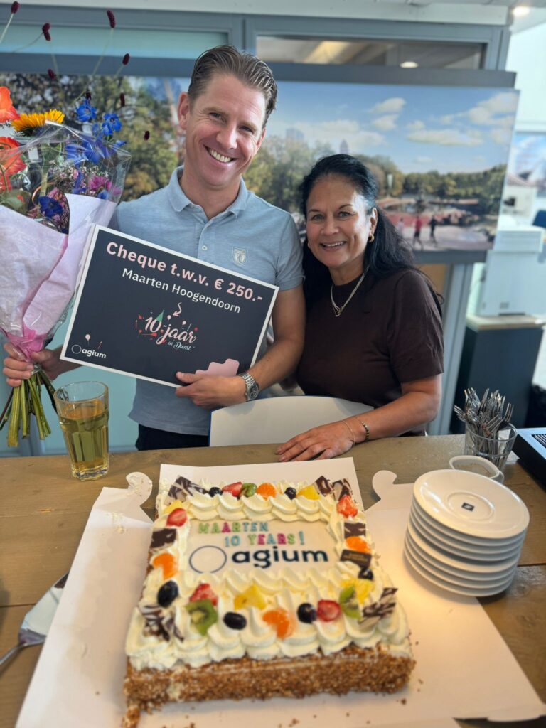 Maarten viert 10 jaar bij Agium: business consultant en financial professional in gesprek met collega’s